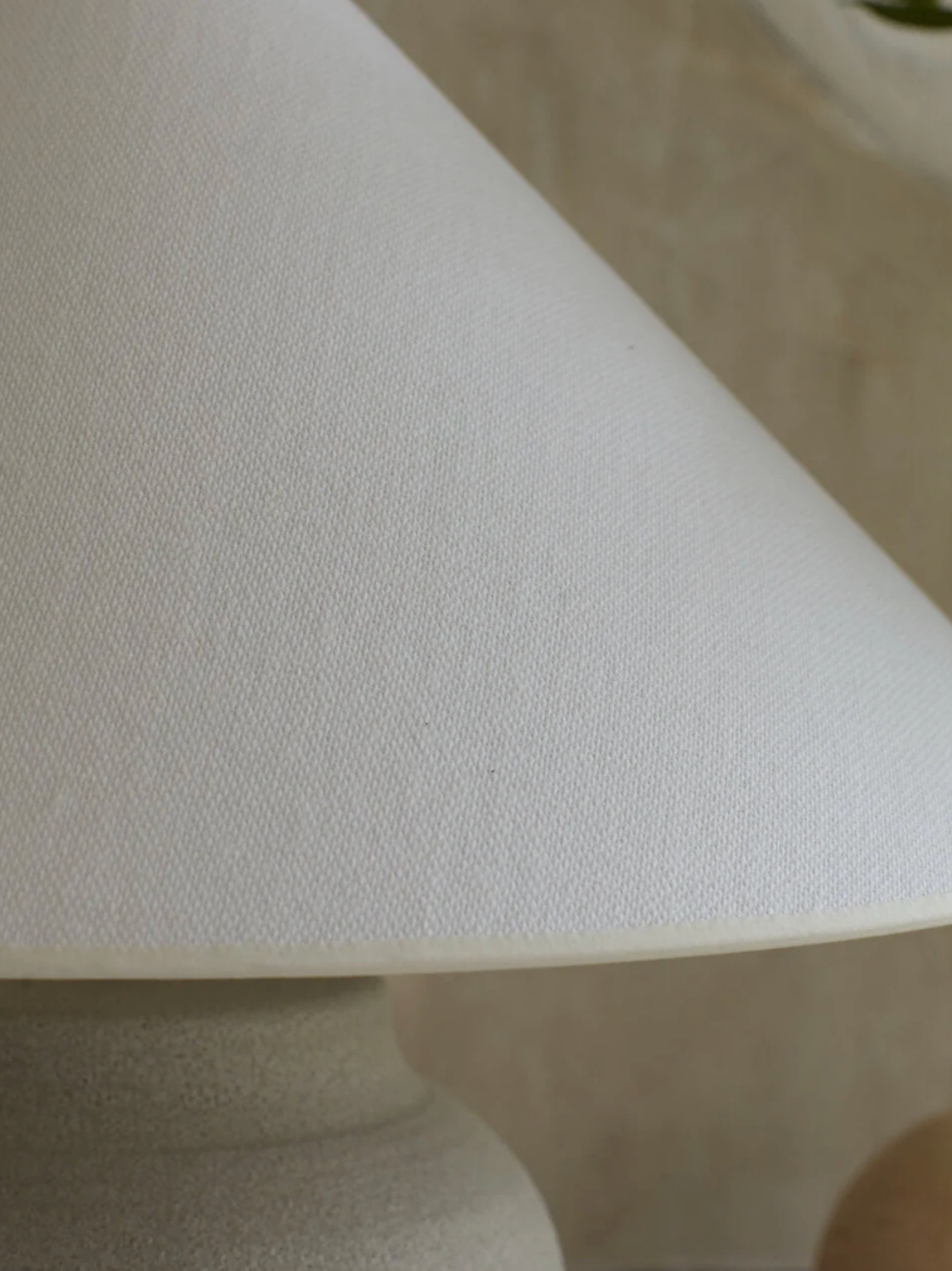 Haske Ceramic Table Lamp – Modern Textured Bedside Lamp with Fabric Shade
