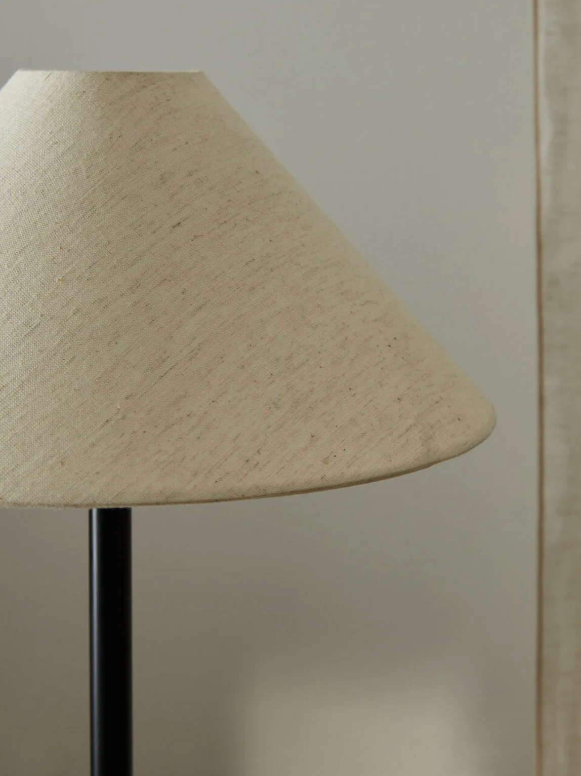 Ivar Black Metal Table Lamp with Natural Fabric Shade – Modern Bedside Lamp